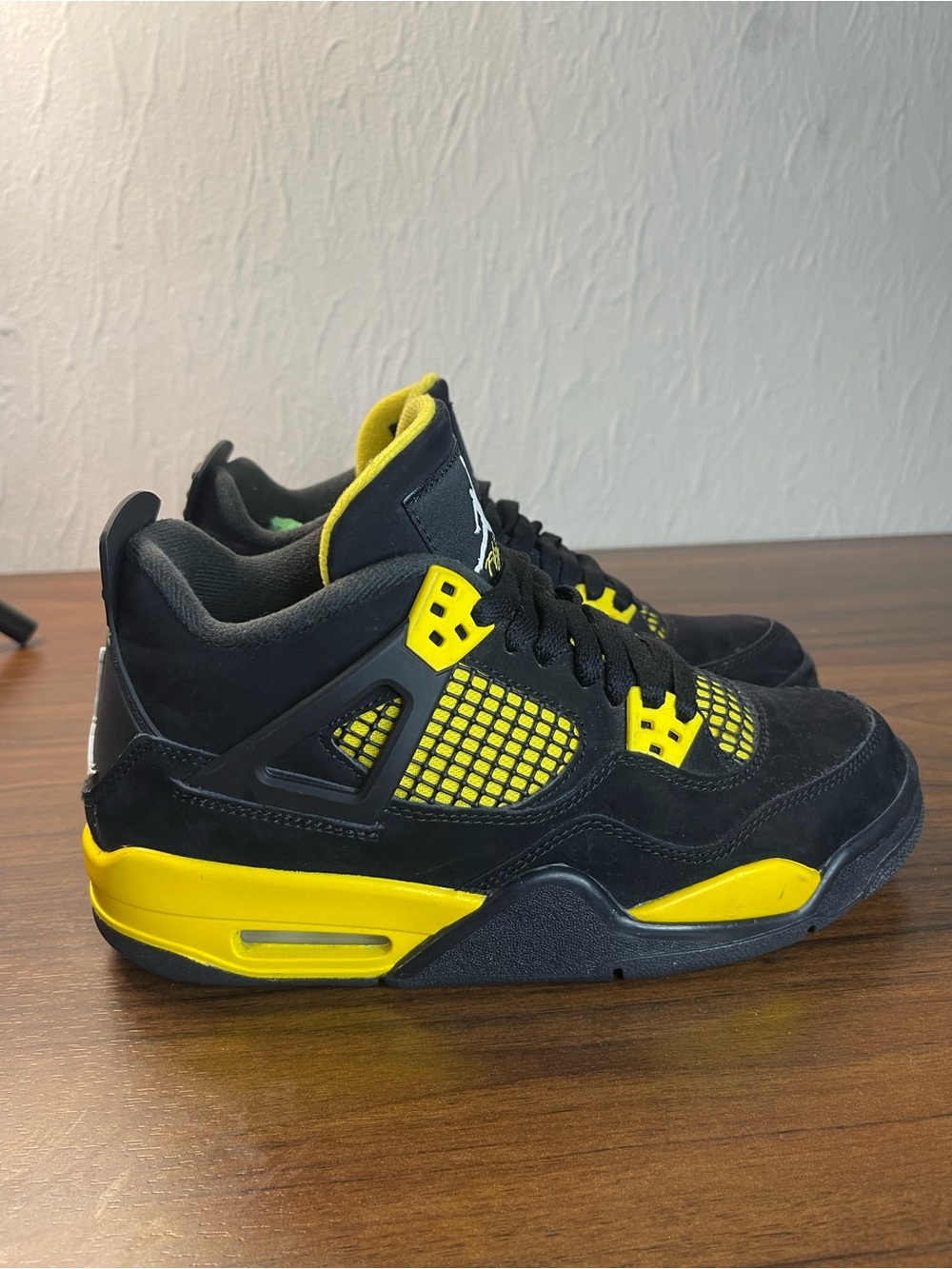 Size 6Y Jordan 4 Retro Mid Thunder